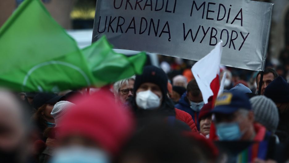 "Lex TVN" przyjęte. Protesty w kilkudziesięciu miastach. Na zdjęciu manifestacja na Rynku Głównym w Krakowie 