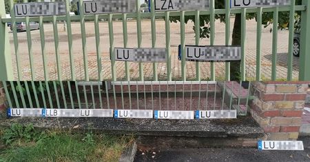 Kierowcy zgubili tablice rejestracyjne na zalanej ulicy. Można je odebrać na ogrodzeniu