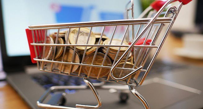 Polacy kupują w internecie częściej, ale wydają mniej. Zagraniczne platformy zyskały 10 proc.
