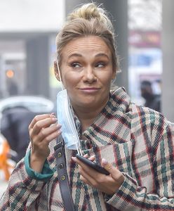 Sonia Bohosiewicz pozuje przy samochodzie. Internauci zwracają uwagę na jeden szczegół