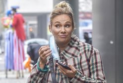 Sonia Bohosiewicz pozuje przy samochodzie. Internauci zwracają uwagę na jeden szczegół