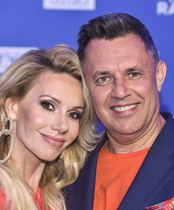 Jest 23 lata starszy i po dwóch rozwodach. Trzecią żonę znalazł w TVP