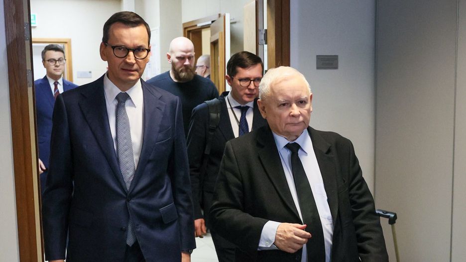 Pierwsze spotkanie Zespo?u Pracy dla Polski PiS
Fot. Mateusz Grochocki/East News, Warszawa, 30.01.2024. Pierwsze spotkanie Zespolu Pracy dla Polski poswieconego tematowi szans rozwojowych Polski wynikajacych z realizacji Centralnego Portu Komunikacyjnego z udzia?em prezes PiS Jaroslawa Kaczynskiego (P) i wiceprezesa partii Mateusza Morawieckiego (L), w Centrum Zielna.
Mateusz Grochocki
