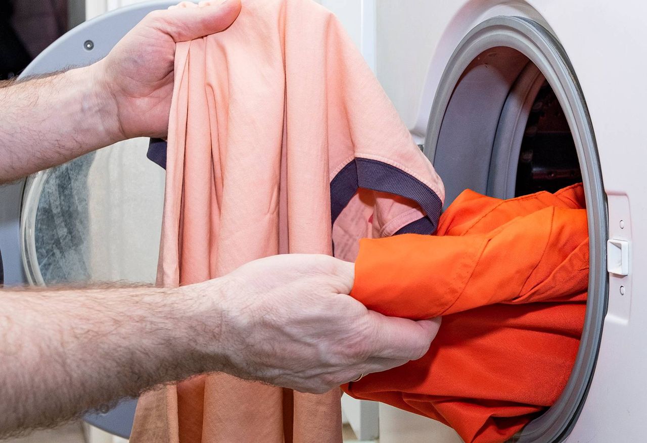 Discover the kitchen secret to restoring dyed clothes' shine