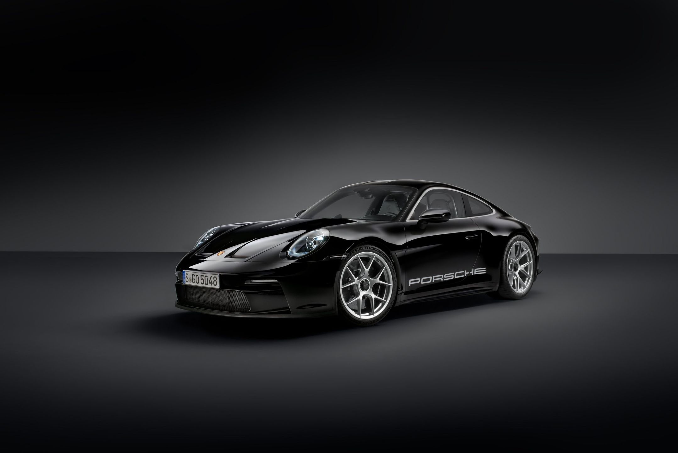 Czarne Porsche 911 S/T. Klasyka gatunku.