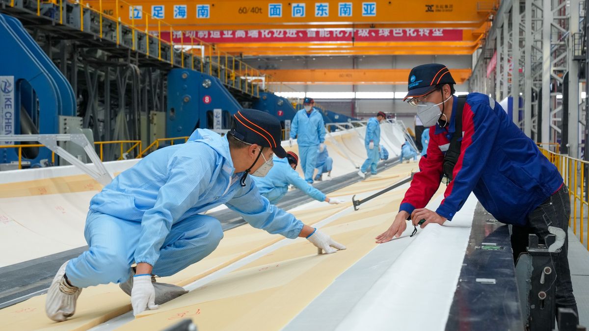 Chiny dominują w produkcji turbin wiatrowych, paneli słonecznych i magazynów energii.