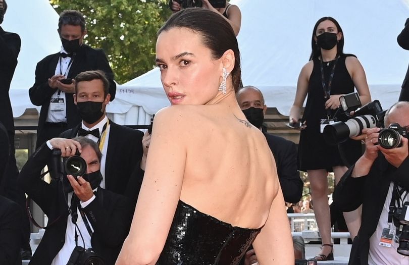 Cannes 2021. Kasia Smutniak pozuje na czerwonym dywanie