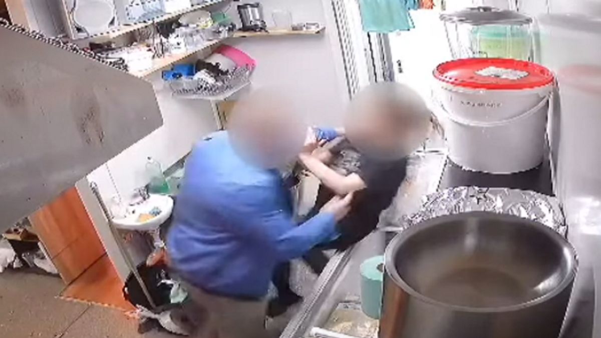  44-letni mężczyzna pobił obsługę kebaba, a potem żądał oddania pieniędzy. 