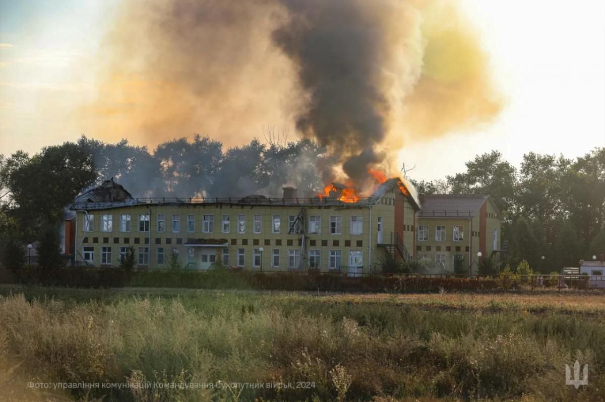 Die Russen haben eine Schule in Sudscha bombardiert.