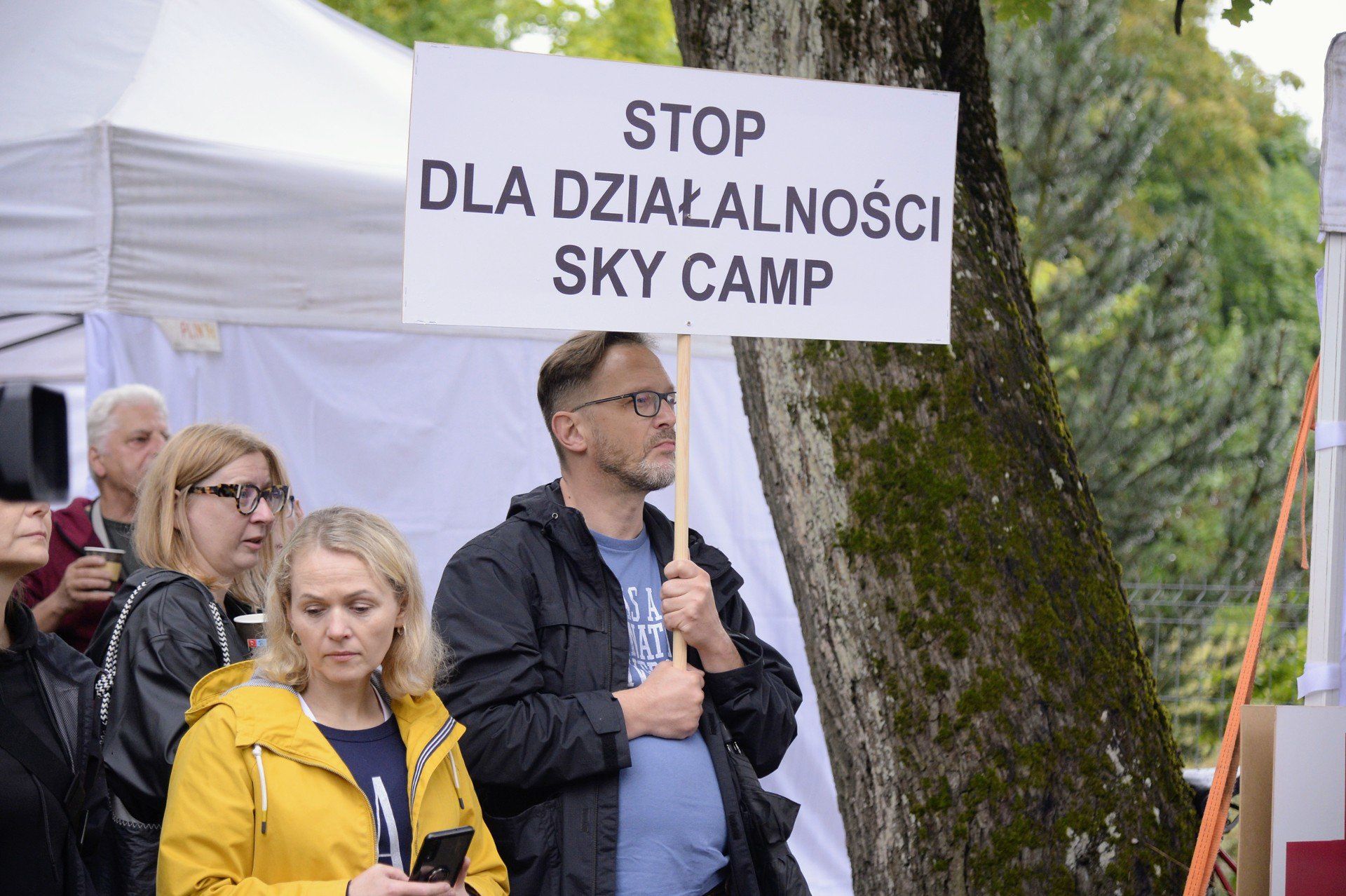 Protest ws. skoków spadochronowych z lotniska w Bednarach