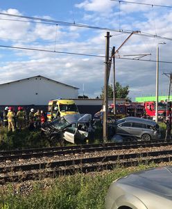 Dwa auta zderzyły się z pociągiem