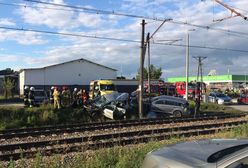 Dwa auta zderzyły się z pociągiem