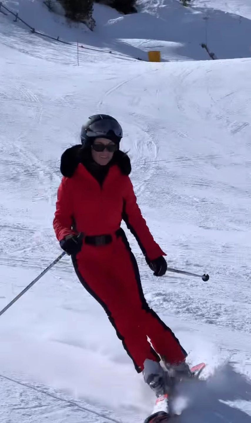 Katarzyna Cichopek i Maciej Kurzajewski  z dziećmi na nartach