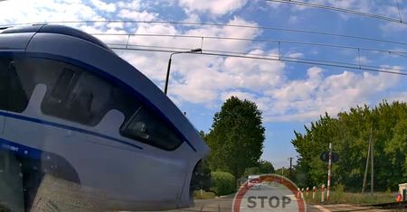 Blisko tragedii na przejeździe kolejowym. Jest nagranie. PKP reaguje