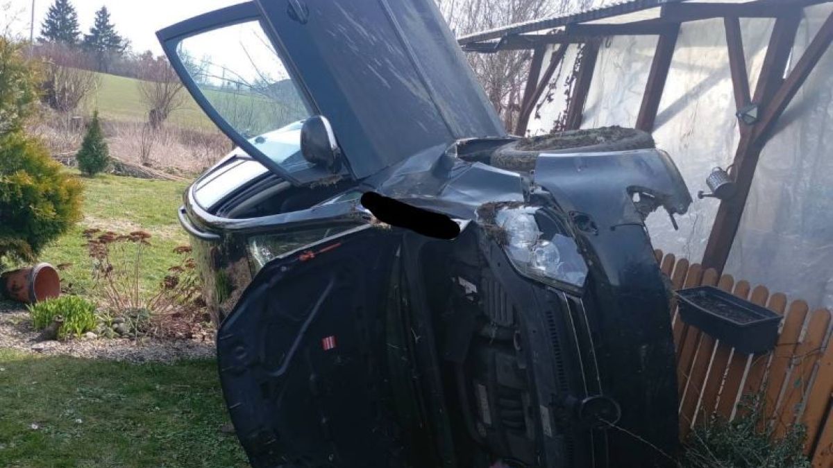 Kobieta wjechała samochodem w altanę