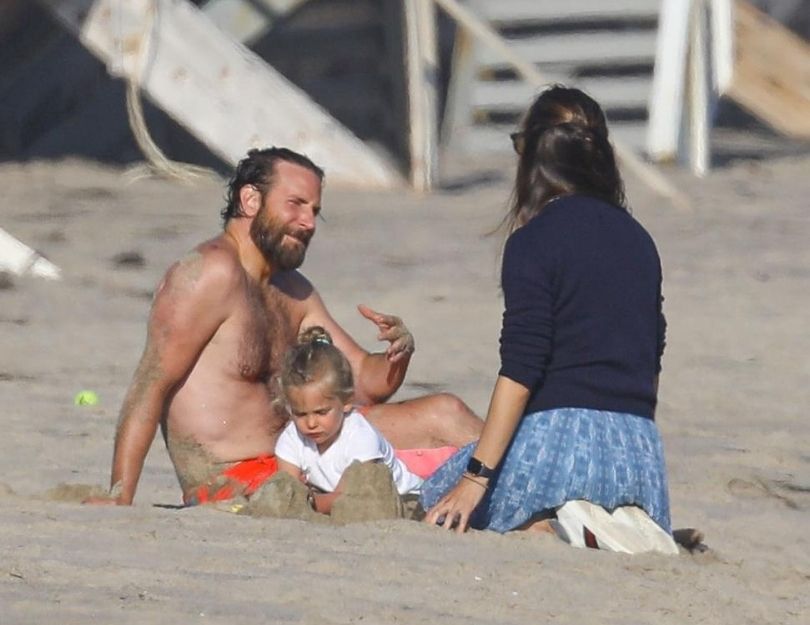 Jennifer Garner i Bradley Cooper relaksują się na plaży w Malibu