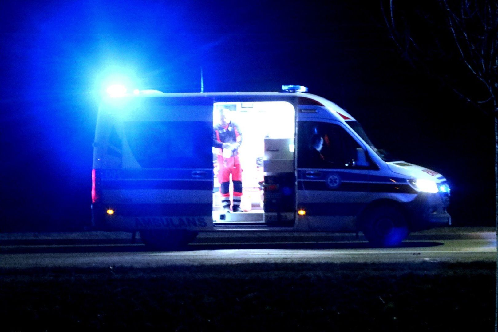 W nocy z 30 na 31 maja pod Legnicą zderzyły się czołowo dwie osobówki -  zdj. ilustracyjne