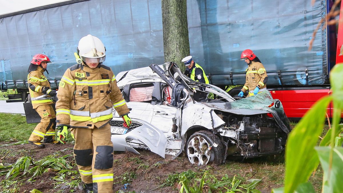 W miejscowości Świeca k. Odolanowa samochód osobowy czołowo zderzył się z ciężarówką. Zginęło dwoje młodych ludzi. 
