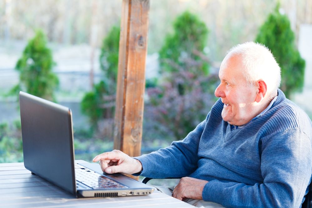 Zdjęcie starszego mężczyzny pochodzi z serwisu Shutterstock