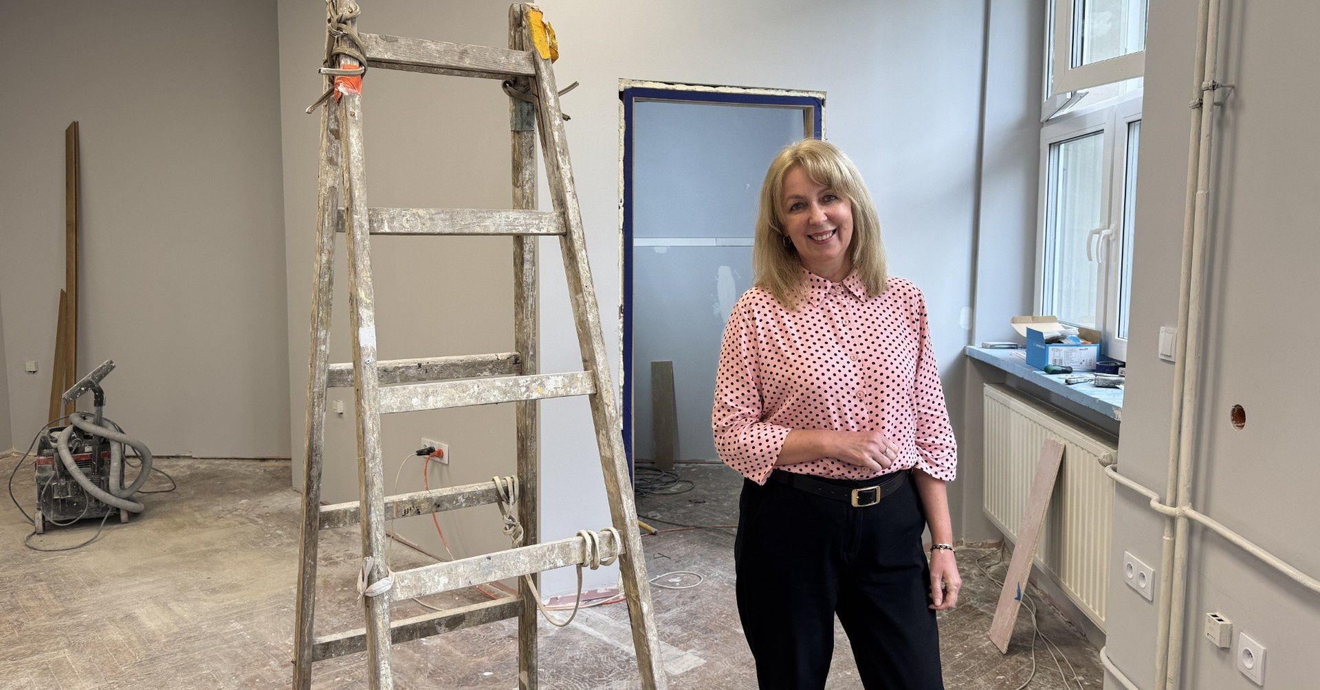 Szkoła Podstawowa Integracyjna numer 11 im. Bohaterów Warszawy przechodzi w wakacje modernizację. Byliśmy w środku. Na zdjęciu dyrektor placówki, Elżbieta Siudak.