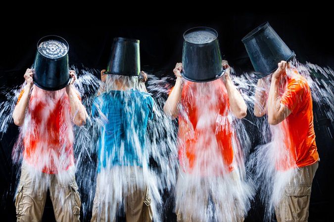 Ice Bucket Challenge - głupia, facebookowa moda naprawdę działa. Krytykujący, zamilczcie!