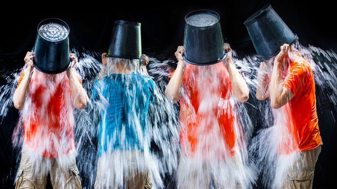 Ice Bucket Challenge - głupia, facebookowa moda naprawdę działa. Krytykujący, zamilczcie! 1