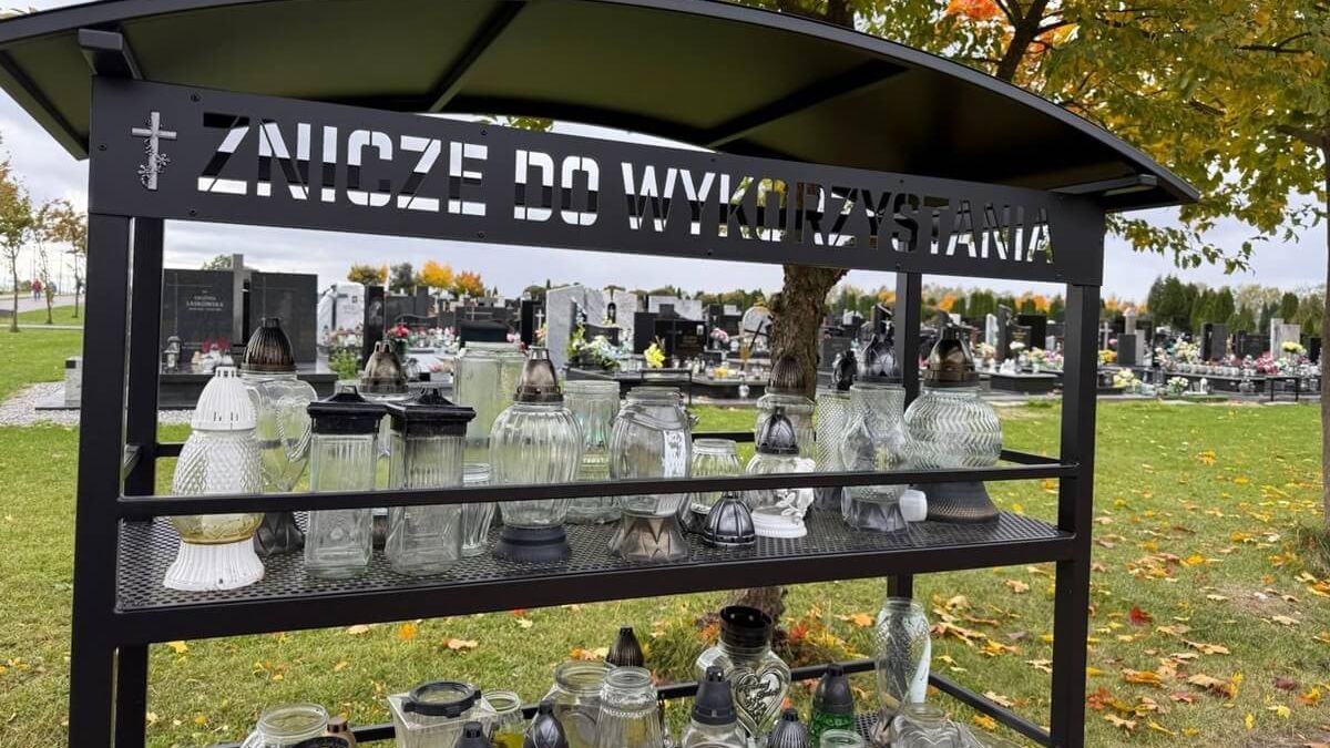 Regał na używane znicze do ponownego wykorzystania na cmentarzu Majdanek w Lublinie
