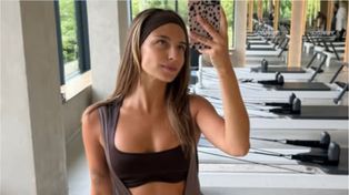 Julia Wieniawa pręży wyćwiczone ciało na siłowni! Zapozowała w obcisłym stroju i opasce. Co za forma! [FOTO]