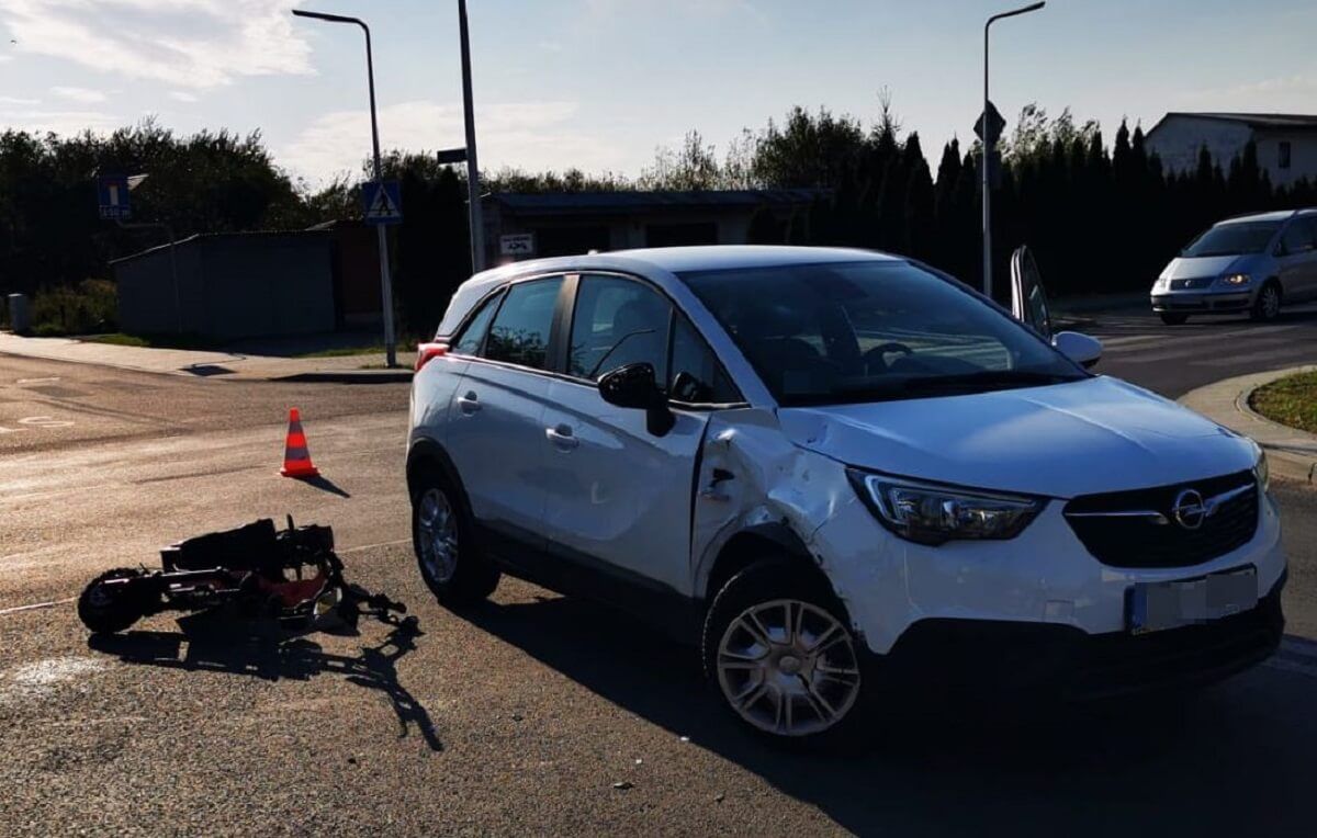 Hulajnoga elektryczna uderzyła w bok samochodu