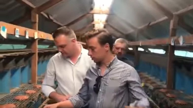 Krzysztof Bosak na fermie norek