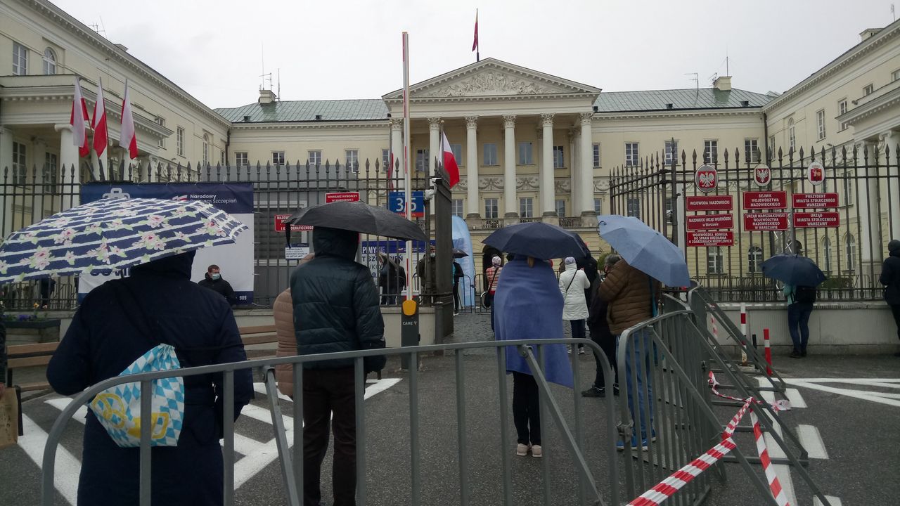 Warszawa. Kolejka do szczepień