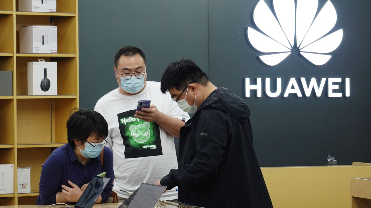 CHANGZHOU, CHINA - 2022/05/14: People wearing masks shop for mobile phones at a Huawei mobile phone store. (Photo by Sheldon Cooper/SOPA Images/LightRocket via Getty Images)