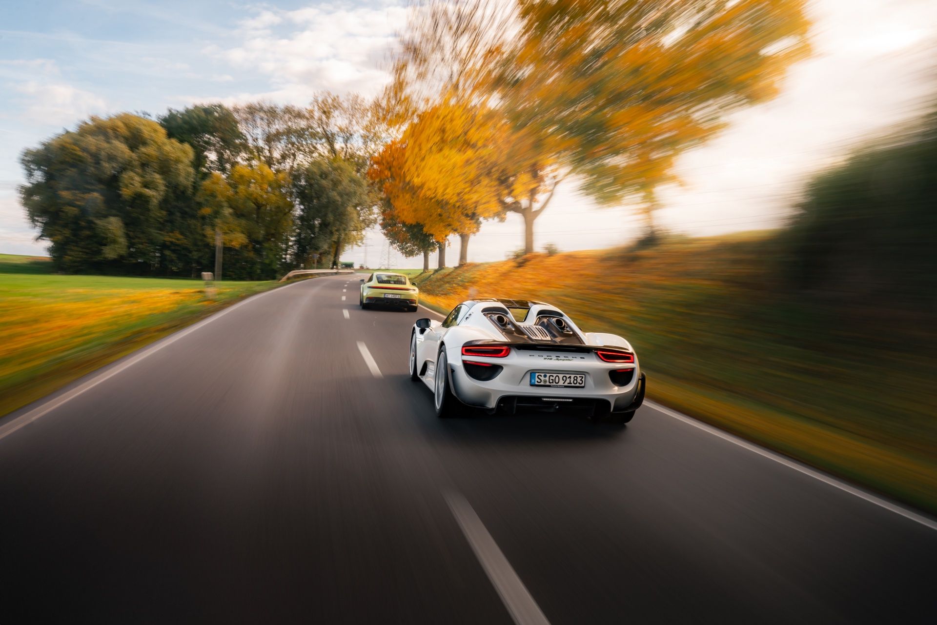 Porsche 918 Spyder vs Porsche 911 Carrera 4 GTS