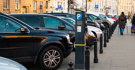 Podliczyli jego miesięczne parkowanie w Warszawie. Kwota poraża