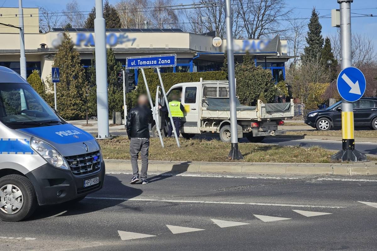 Kierowca pojazdu dostawczego przejechał przez zamknięte skrzyżowanie, na którym doszło do wypadku