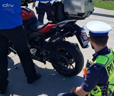 Sprawdzają kąty na blachach. Pierwsze takie kontrole na drogach