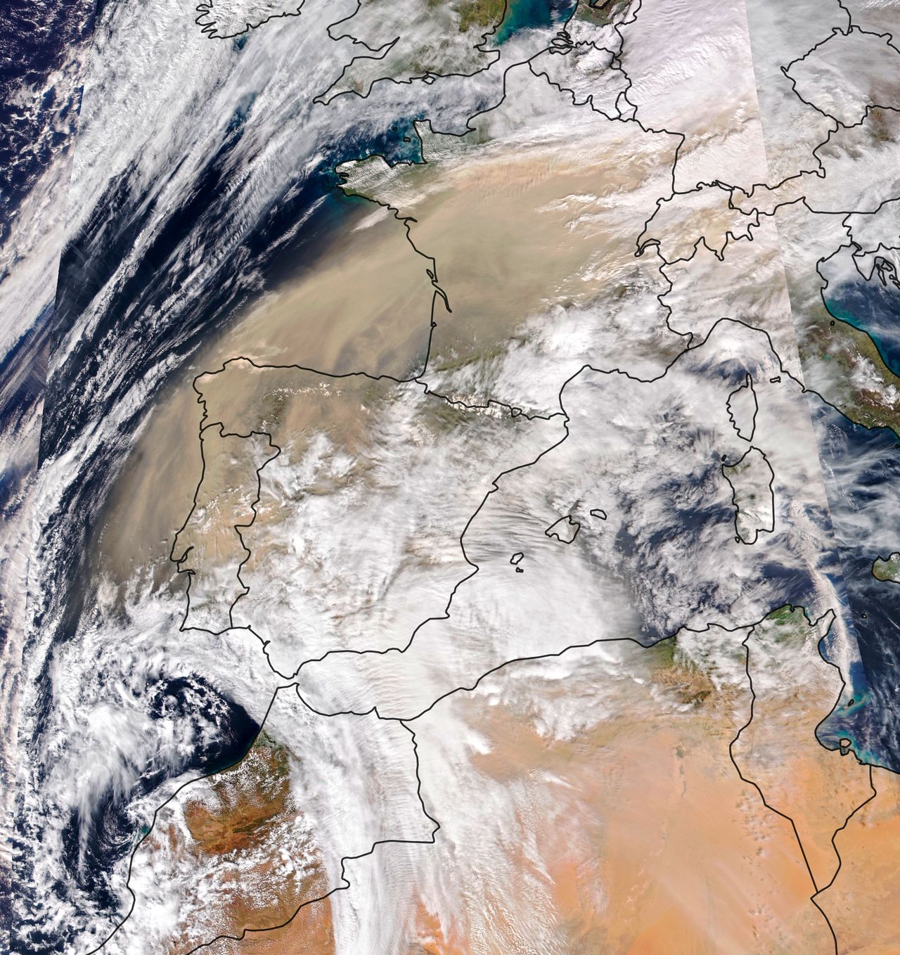 Zdjęcie zrobione przez NASA 15 marca 2022 r. Pióropusz pyłu z Sahary został wydmuchany z Afryki Północnej i przez Morze Śródziemne dotarł do Europy Zachodniej. Pył zabarwił niebo na pomarańczowo, spowił miasta i pogorszył jakość powietrza