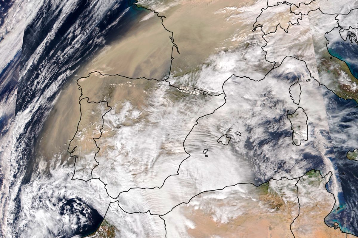Zdjęcie zrobione przez NASA 15 marca 2022 r. Pióropusz pyłu z Sahary został wydmuchany z Afryki Północnej i przez Morze Śródziemne dotarł do Europy Zachodniej. Pył zabarwił niebo na pomarańczowo, spowił miasta i pogorszył jakość powietrza