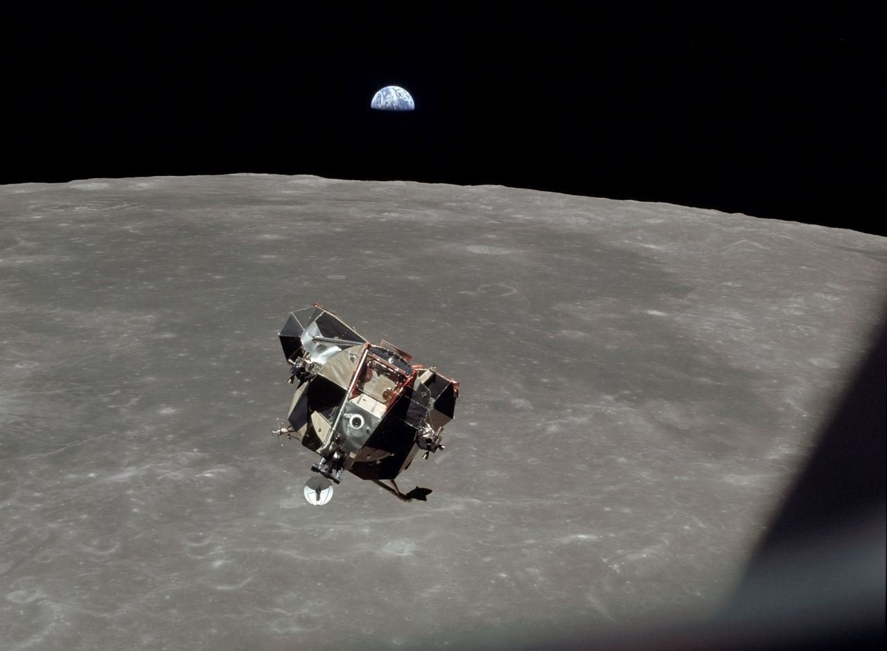 Księżyc, Ziemia i moduł księżycowy widziany z pokładu modułu dowodzenia misji Apollo