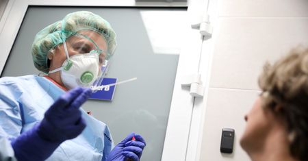 Koronawirus w Polsce i na świecie. Chiny "wypuściły" wirusa? Niemiecki wywiad podważa tezę USA (Relacja na żywo)