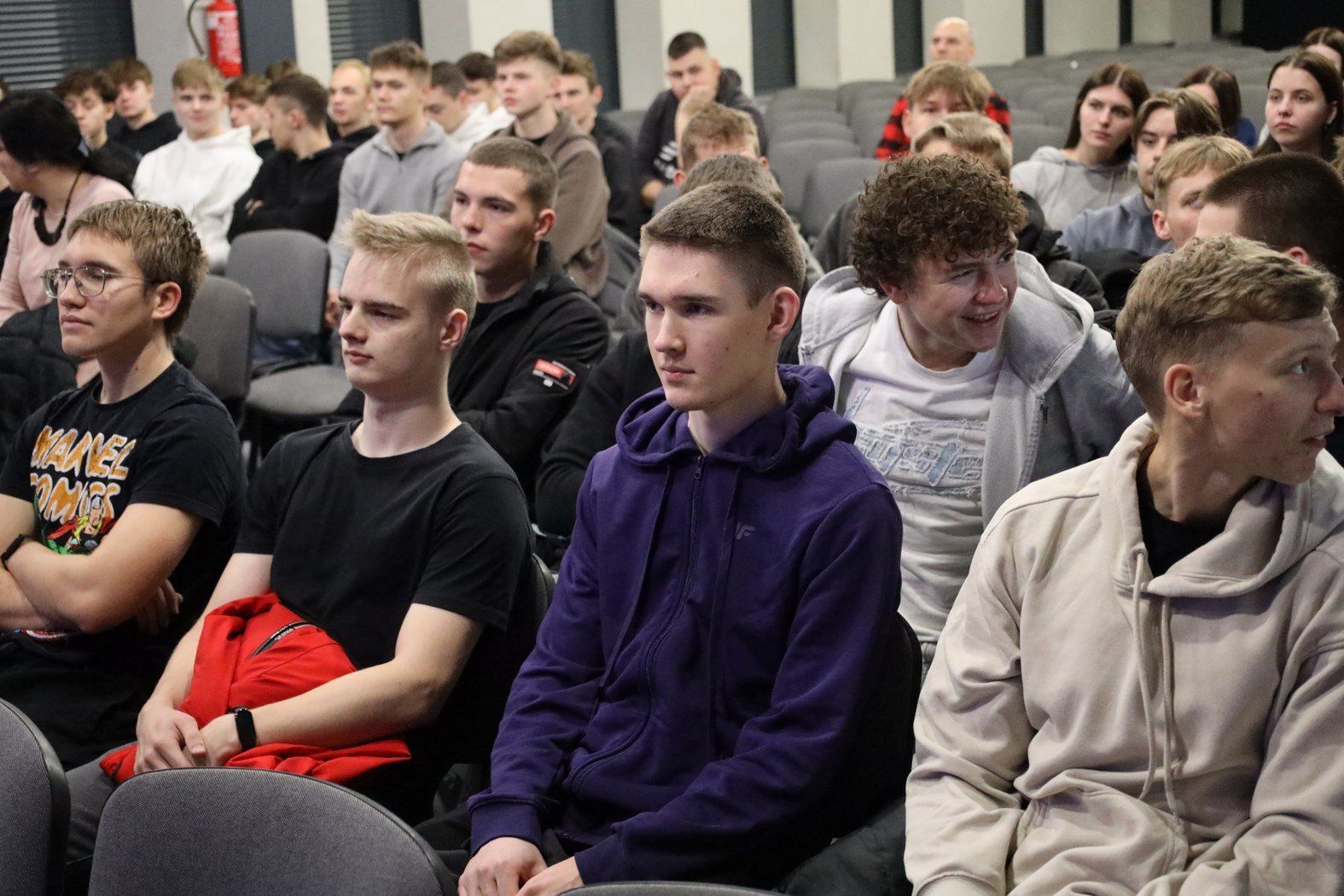 Mundur czeka! Policjanci z Pleszewa namawiali uczniów ze szkół średnich do wstąpienia w ich szeregi