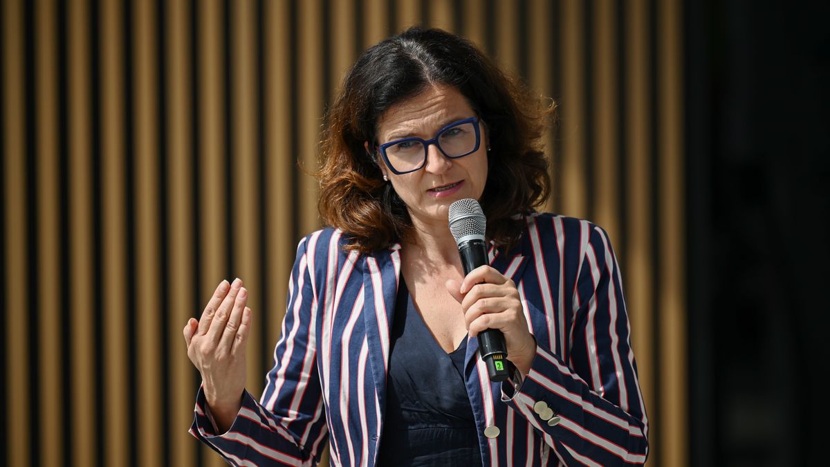 Aleksandra Dulkiewicz
Gda�sk, 25.07.2024. Prezydent Gda�ska Aleksandra Dulkiewicz podczas prezentacji pierwszych z dziesi�ciu zam�wionych autobus�w wodorowych na stacji tankowania wodorem przy ul. Jab�oniowej w Gda�sku, 25 bm. Konferencja i pokaz tankowania towarzysz� oficjalnemu otwarciu stacji wodorowej Neso. (ad) PAP/Marcin Gadomski
Marcin Gadomski
autobus autobusy, stacja, tankowanie, wodorowe wodorowy, wod�r, w gda�sku