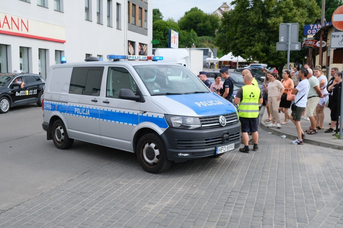 Prezes Lubelskich Dworców Anna Kusiak w asyście policji i handlarze z targowiska przy ul. Ruskiej