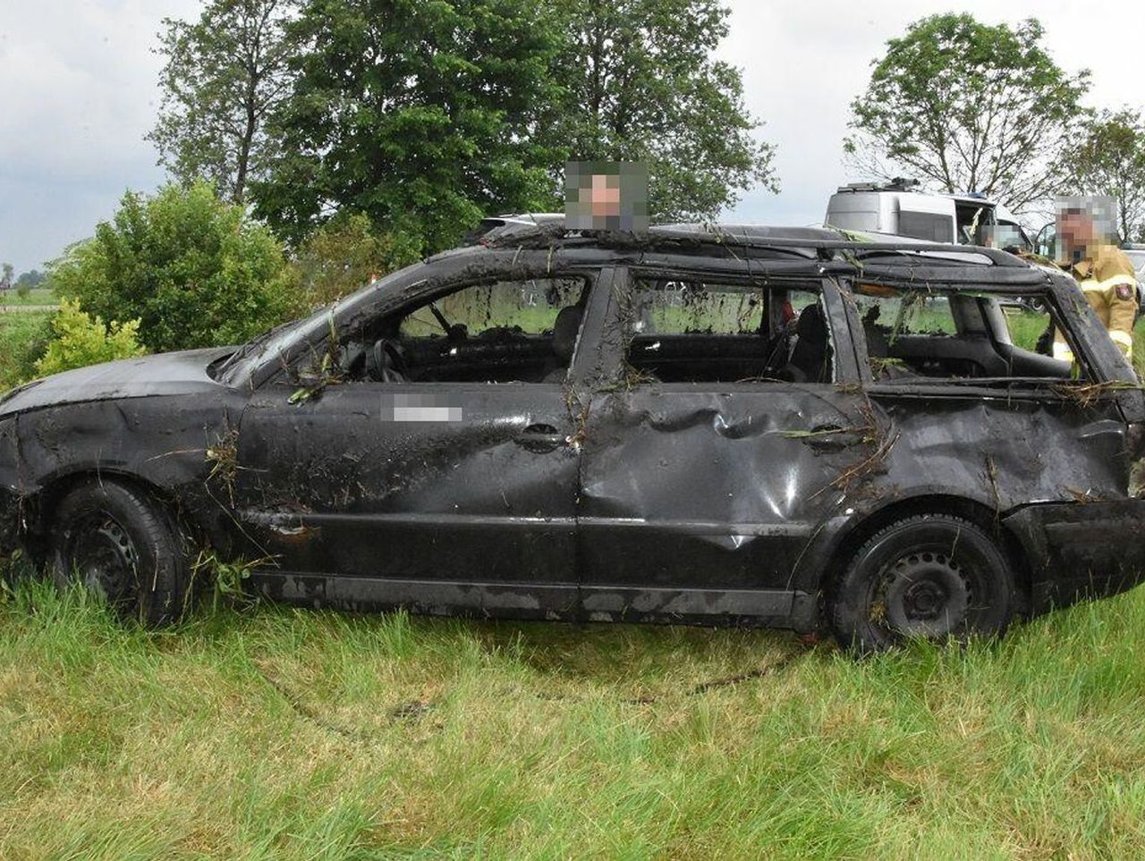 Volkswagen wypadł z drogi, dachował i wylądował w rowie. Kierująca zmarła po kilkunastu godzinach