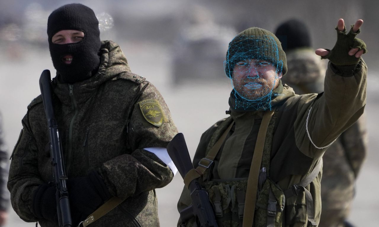 Ukraińcy identyfikują rosyjskich żołnierzy.