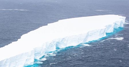 152 mld ton słodkiej wody uwolnione do oceanu. Groźne topnienie góry lodowej A68a oderwanej od Antarktydy