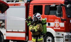 Warszawa. Kierowca zginął w pożarze samochodu na Grochowie