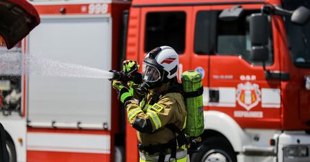 Warszawa. Kierowca zginął w pożarze samochodu na Grochowie