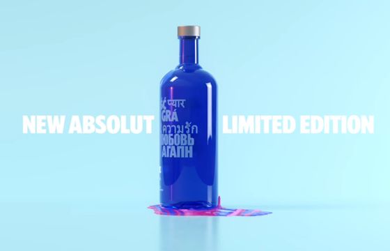 Absolut wymalował napisy na nowej butelce tuszem odzyskanym z nienawistnych haseł