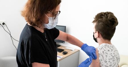 Ruszają szczepienia dla osób w wieku 5+. "Dzieci nie zawsze przechodzą COVID łagodnie"